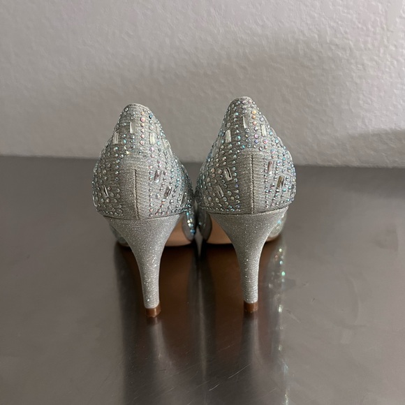 Elegant Silver Women's Shoes - Picture 6 of 8